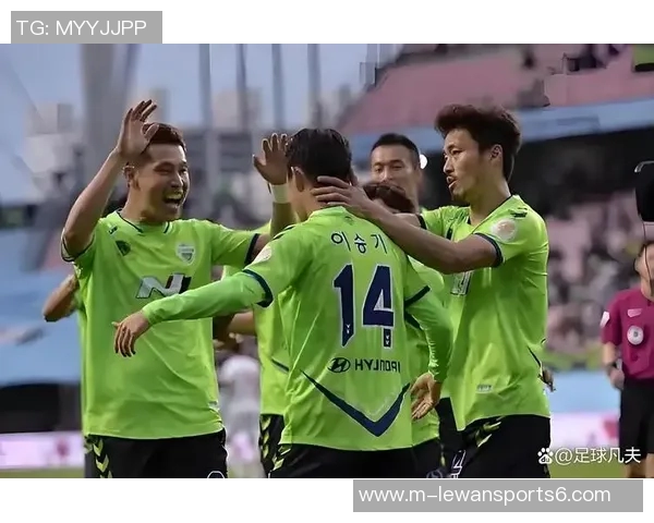 光州足球队与全北现代队的激烈对决展现了韩国足球的魅力与竞争力 光州足球队与全北现代队的激烈对决展现了韩国足球的魅力与竞争力